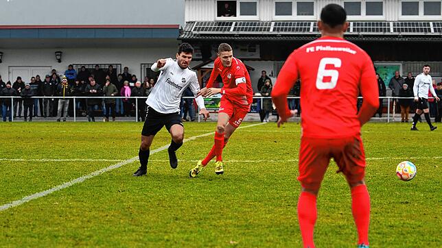 Der SV Aasen (Frederik Edbauer, links) hat sich im Rennen um die drei letzten Punkte 2022 mit 3:2 gegen den FC Pfaffenweiler (Adria ...