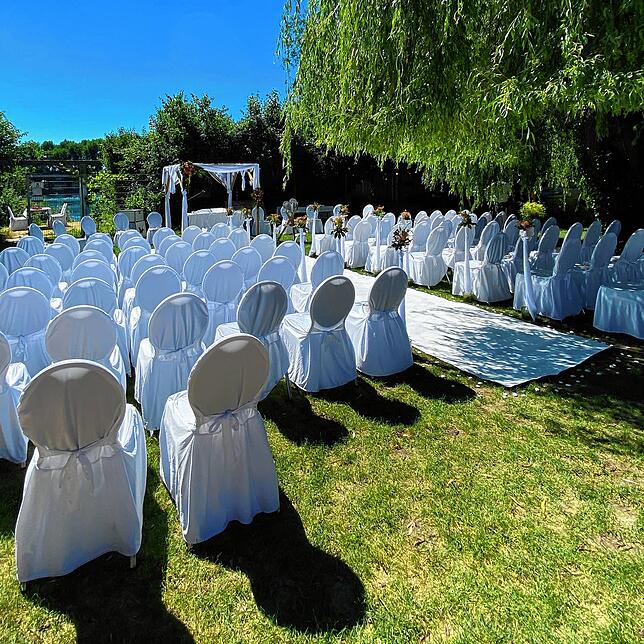 Inmitten der Natur und direkt am See können Brautpaare im Garten am Seerhein heiraten.