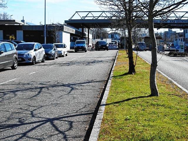 Am Grenzübergang Bad Säckingen/Stein (CH) werden auch Lastwagen abgefertigt. Es kommt zu langen Staus und Wartezeiten vor der ...