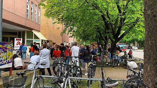 Nach der Räumung des Seerhein Centers am Zähringerplatz versammelten sich Kunden und Mitarbeiter vor dem Gebäude.