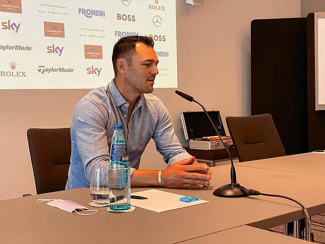 Golfprofi Martin Kaymer erzählt bei einer Pressekonferenz vom Charity-Turnier am Öschberghof.