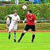 Der Siegtorschütze des FC Hochrhein, Thomas Wehrle (rechts), im Zweikampf mit Marcel Leitner von der SG FC Wehr/Brennet
