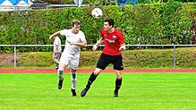 Der Siegtorschütze des FC Hochrhein, Thomas Wehrle (rechts), im Zweikampf mit Marcel Leitner von der SG FC Wehr/Brennet