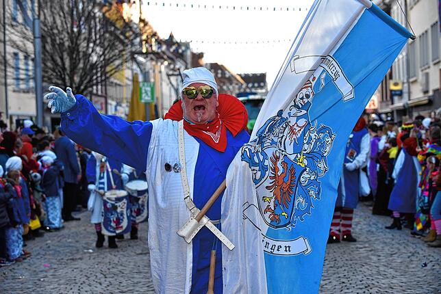 Bild 4: Fasnetmontag in Villingen: Bilder vom blau-weißen  Glonkiumzug