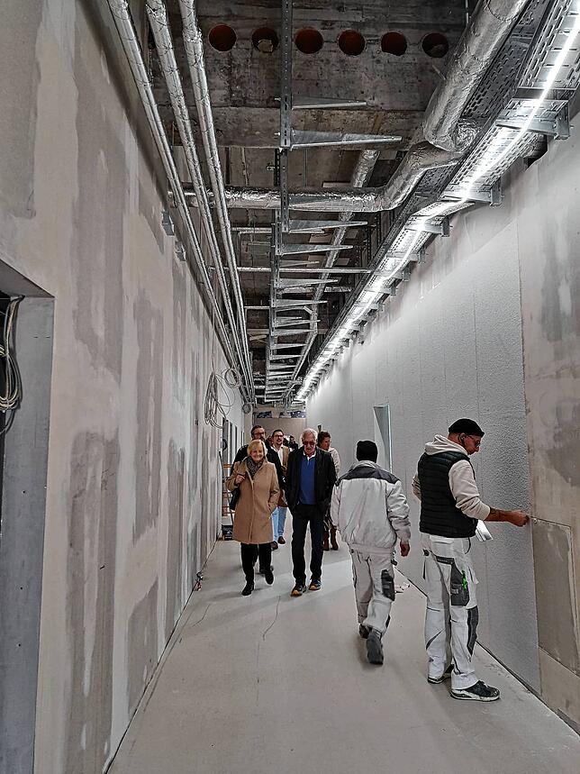 Im Ärztezentrum im EG wird bereits tapeziert.