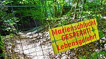 Die Absperrung an der Marienschlucht. Nicht nur der Weg durch die Schlucht hindurch ist momentan gesperrt. Auch der Uferweg und Etappe ...