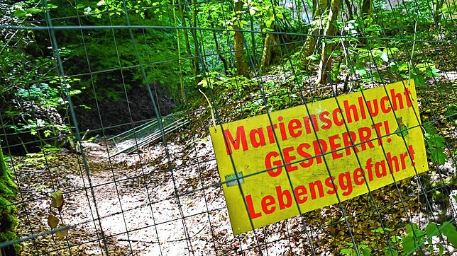 Die Absperrung an der Marienschlucht. Nicht nur der Weg durch die Schlucht hindurch ist momentan gesperrt. Auch der Uferweg und Etappe ...