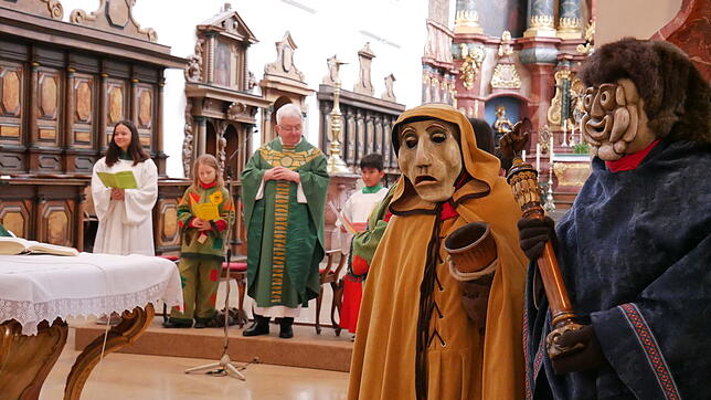 Umgeben von den Bad Säckinger Urmasken, feierte Dekan Peter Berg die Narrenmesse am Sonntag im Münster.