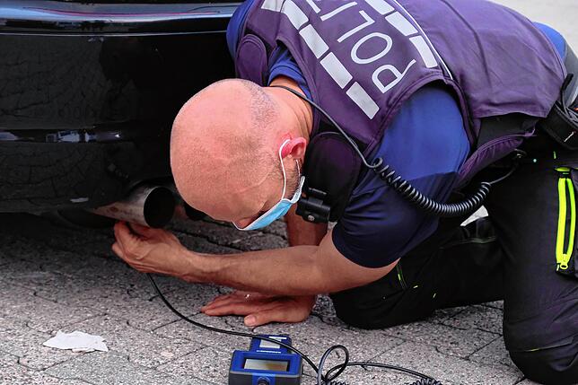 Dieser Polizist kontrolliert, ob der Auspuff ordnungsgemäß funktioniert.