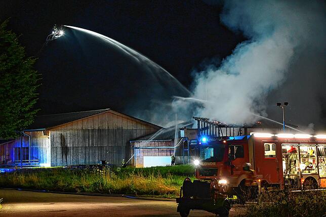 Bild 27: Brandnacht in Wolterdingen: Die Bilder vom Feuerwehreinsatz und dem Vormittag danach