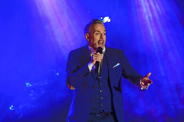 Musicalsänger Kevin Tarte begeistert 2022 auf dem Triberger Weihnachtszauber seine Fans mit den schönsten Musicalmelodien (Archivbild). ...