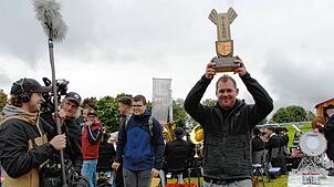 Daniel Kartan von der Guggemusik (Eiskönigin) freut sich über den ersten Platz und den Wanderpokal.