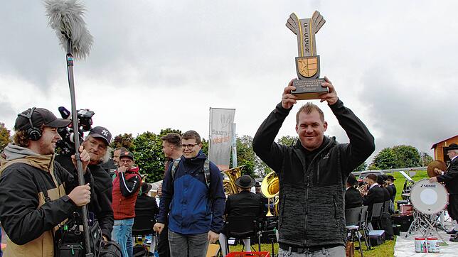 Daniel Kartan von der Guggemusik (Eiskönigin) freut sich über den ersten Platz und den Wanderpokal.