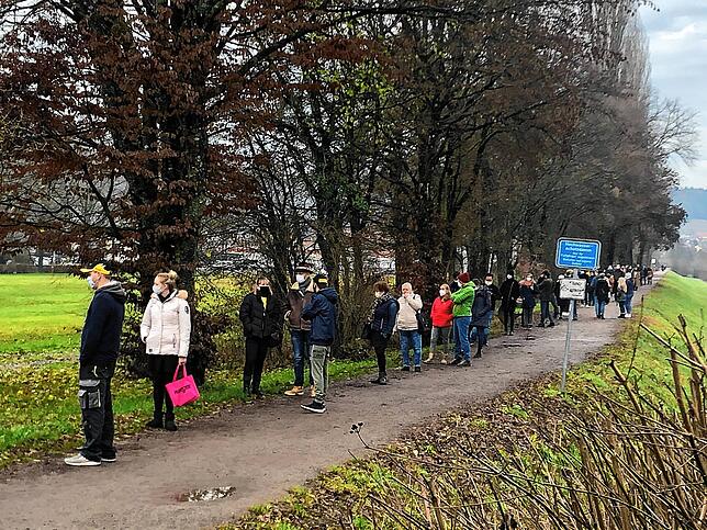 Groß war der Andrang auf die kostenlosen Corona-Schnelltests. Vor der Stadthalle Tiengen bildeten sich eine lange Warteschlange bis weit ...