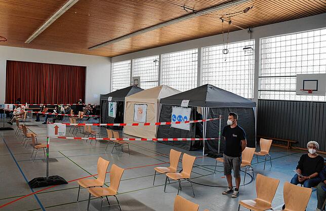 Blick ins mobile Impfzentrum in der Hohenfelshalle Liggersdorf. Bild: Constanze Wyneken