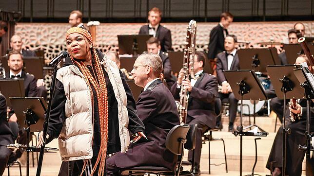 Sängerin Zoe Wees bei einem Konzert in der Hamburger Elbphilharmonie.