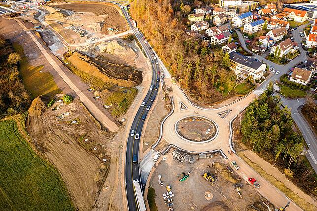 B33-Tunnel Waldsiedlung. Die Reichenau Waldsiedlung wird mit einem Kreisverkehr an die B33 angeschlossen. Der Rohbau des Tunnels wurde ...