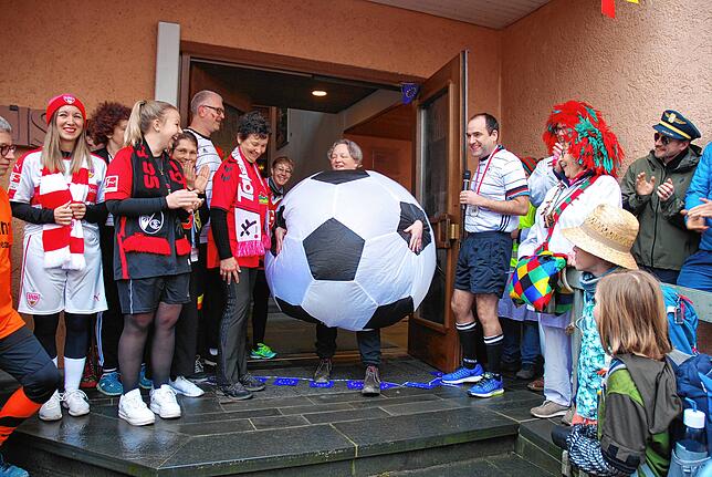 Die Rathaus-Mannschaft ergibt sich und öffnet den Narren Haus und Tor.