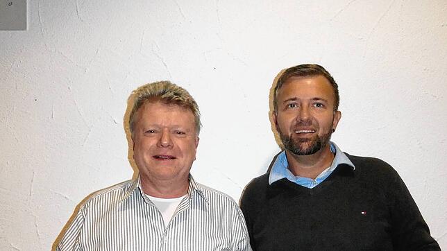 Der Wechsel: Markus Rupp (links) hat nach 13 Jahren den Vorsitz vom Förderverein des SV Dogern an seinen Nachfolger Björn Baumann ...