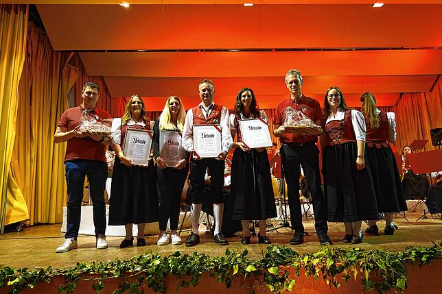 Die Geehrten (von links): Susanne Efinger (Klarinette), Natalie Basler (Klarinette), Thomas Maise (Posaune) und Ramona Maise (Saxophon) ...