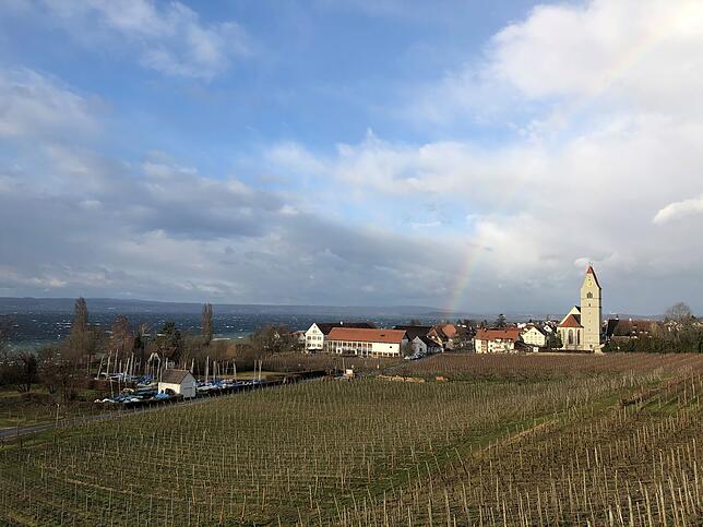 Noch eher die Ruhe vor dem Sturm: Blick auf den See und Hagnau am Montagmorgen.