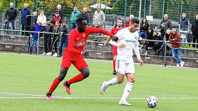Unaufhaltsam: Sandro Knab (rechts) lässt José Ngonge Mboyo stehen und erzielt den ersten seiner drei Treffer beim 7:1-Erfolg des SV 08 ...