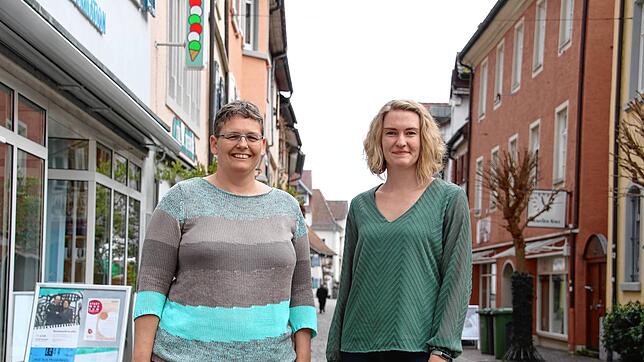 Silja Neumaier (links) und Regina Brüsewitz, Geschäftsführerin der Tourismus- und Stadtmarketing Radolfzell GmbH zeigen sich zufrieden ...