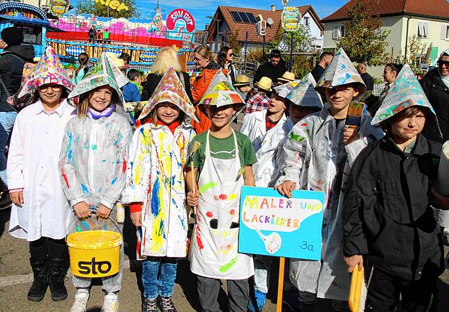 Beim Ernteaufzug stellen Schüler Berufe dar. Hier sind die Maler und Lackierer im Bild.