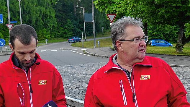 Der Regionalbeauftragte des ACE, Sven Hübschen (links), und Kreisvorsitzender Hansjörg Schmid analysiere das Verkehrsverhalten der ...