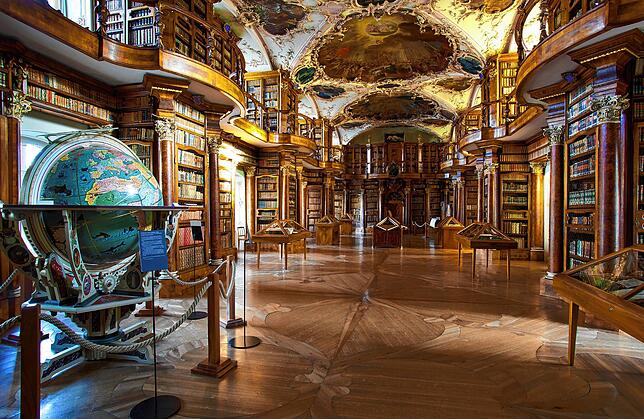 Der Barocksaal der Stiftsbibliothek von St. Gallen – der wichtigsten in der Schweiz. Hier wird die Corona-Bibel eines Tages ...