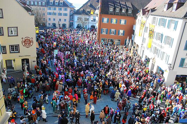 Tausend Kinder aus Überlingen, so die grobe Schätzung von Narrenvater Thomas Pross, zogen am Schmotzigen Donnerstag 2019 durch die Stadt ...
