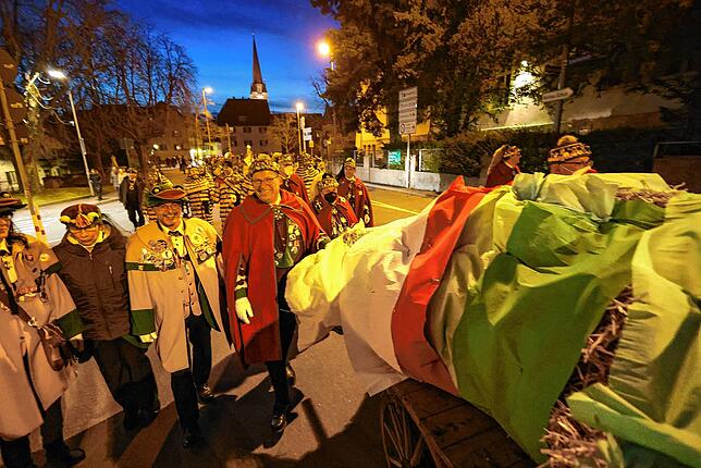 Bild 9: Flammen unterm Konzertsegel – die Narren beenden die Fastnacht