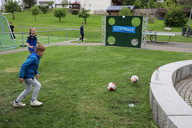 Die Kinder hatten Spaß an der SÜDKURIER-Torwand.