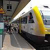 Reisende steigen am Bahnhof Bad Säckingen in den IRE Richtung Basel ein. Wenn der Zug ab Ende 2027 elektrisch statt dieselbetrieben ...