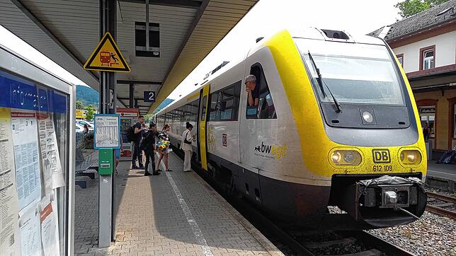 Reisende steigen am Bahnhof Bad Säckingen in den IRE Richtung Basel ein. Wenn der Zug ab Ende 2027 elektrisch statt dieselbetrieben ...