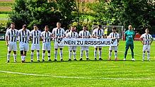 Klare Kante: Die Fußballer des FC Wittlingen setzten vor dem Spiel gegen den FC Schlüchttal ein Zeichen gegen Rassismus auch im ...