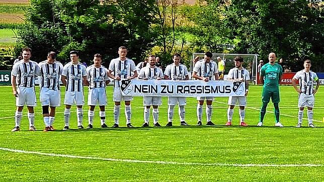 Klare Kante: Die Fußballer des FC Wittlingen setzten vor dem Spiel gegen den FC Schlüchttal ein Zeichen gegen Rassismus auch im ...