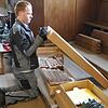 Der Orgelbauer Martin Seitz verstaut die Pfeifen sorgfältig in Holzkisten und beschriftet diese, bevor sie im Herz-Jesu-Heim gelagert ...
