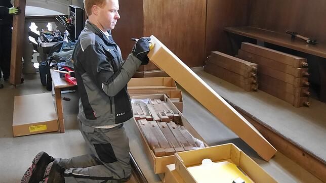 Der Orgelbauer Martin Seitz verstaut die Pfeifen sorgfältig in Holzkisten und beschriftet diese, bevor sie im Herz-Jesu-Heim gelagert ...