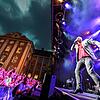 2018: Die Band Simple Minds rockt die Bühne bei den Schlossplatz Open Airs in Meersburg, während sich am Himmel die Regenwolken ...