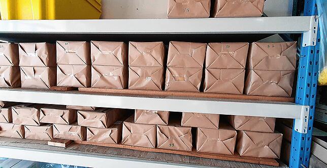 Hier lagern hunderte neue Mittelwände, verpackt und bereit für die Abholung.