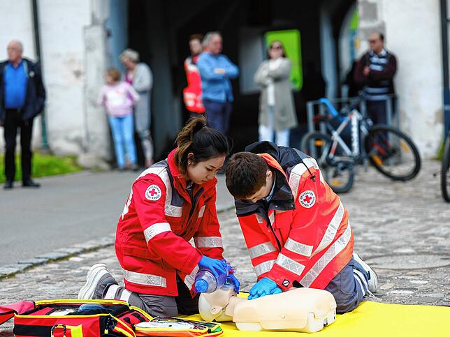 Alle Schüler absolvieren unter anderem eine vom Sanitätsdienst organisierte Erste-Hilfe-Ausbildung. Was sie hier gelernt haben, zeigten ...
