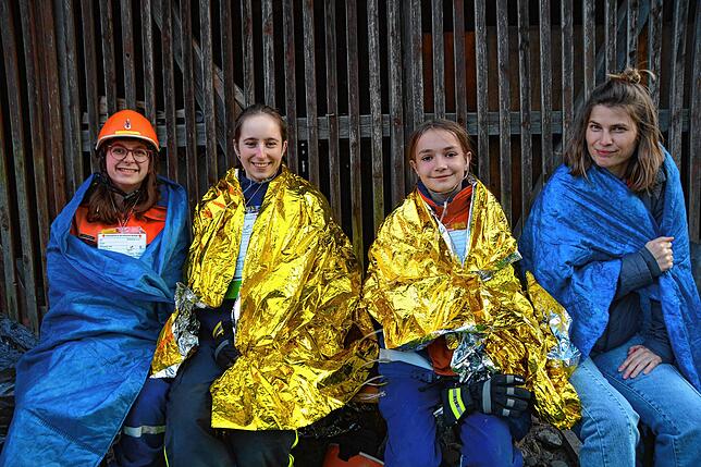 Die Mitglieder der Jugendfeuerwehr Amelie Willdür, Lena Hainmüller und Lotta Faller (von links) mimten drei der betroffenen fünf Kinder ...