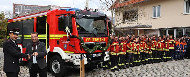 Feuerwehrkommandand Amann Alexander (links) bekommt von Bürgermeister Ralf Meßmer beim Kulturhaus Mühle offiziell die Schlüssel für neue ...