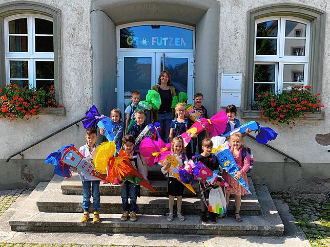 Die Erstklässler der Grundschule in Fützen mit Klassenlehrerin Regine Meder.