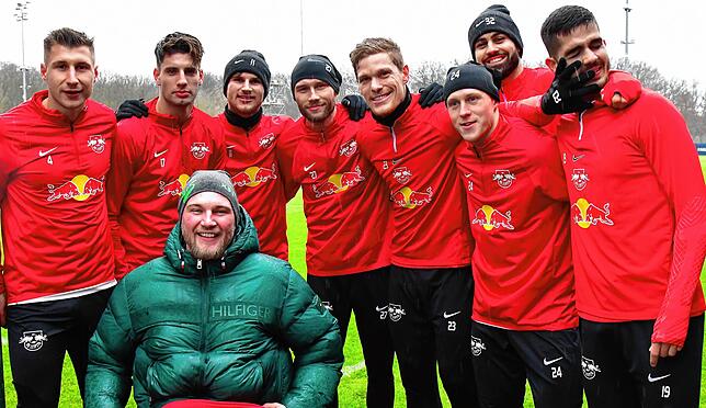 Bild 5: RB Leipzig bereitet Kevin Simanowski einen herzlichen Empfang &ndash; und wir haben Bilder!