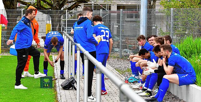 Pausengespräch: Werner Gottschling (links) stellt den TuS Efringen-Kirchen in Jestetten auf den zweiten Durchgang ein.