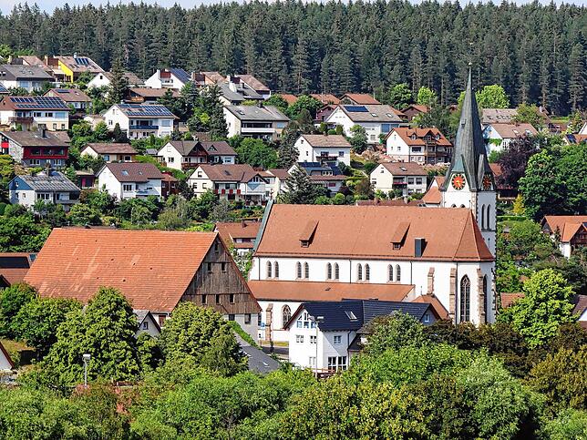 Blick auf den Sommerberg Unterkirnach mit Jakobuskirche im Vordergrund