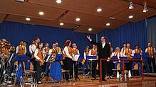 Der neue Dirigent Justus Dulig (vorne) gibt sein erfolgreiches Konzertdebüt und zeigt sich stolz auf seine Musikerinnen und Musiker. ...