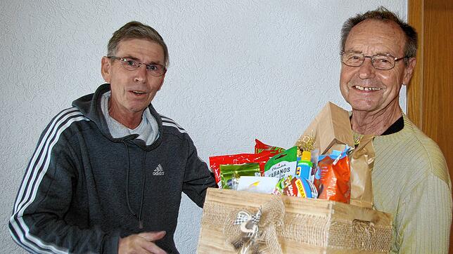 Ortsvorsteher Uwe Kredig dankt Sitzbankpfleger Johann Büche (rechts). Bild: U. Keller